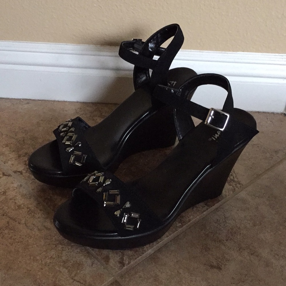 Fiona shoes size 6. NWOT.